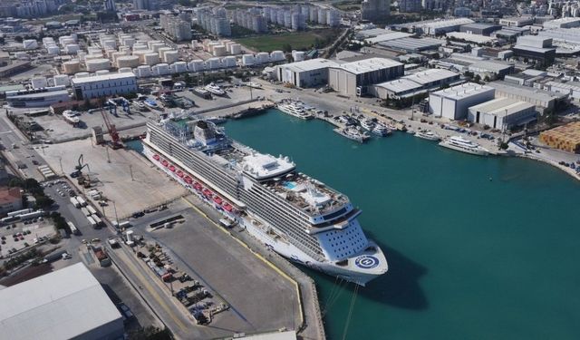 En büyük kruvaziyer gemisi AROYA Cruise, Antalya'ya demir attı