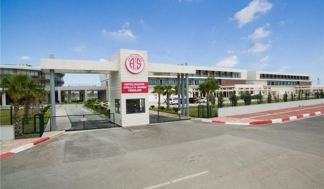 Antalyaspor’da transfer çıkmazı: Tahta kapalı, oyuncular beklemede
