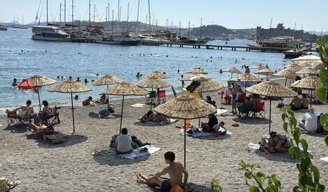 Bodrum'da sıcak hava tatilcileri kıyıya döktü