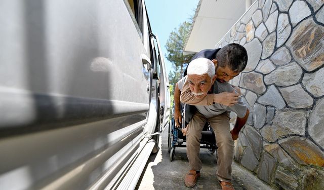 Engelli oğlunu sırtında taşıyan babanın feryadı duyuldu