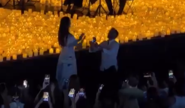 Antalya’daki konserde binlerce mum eşliğinde unutulmaz evlilik teklifi