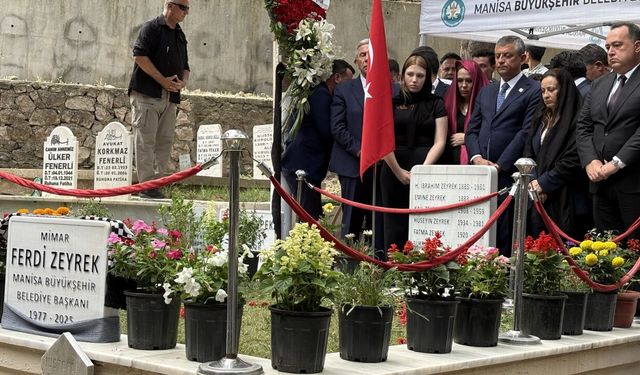 Özel ve Yavaş, Ferdi Zeyrek’i kabri başında andı