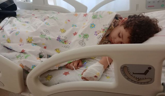 Kekteki paketi çikolata sosu sandı! 6 yaşındaki çocuk zehirlendi