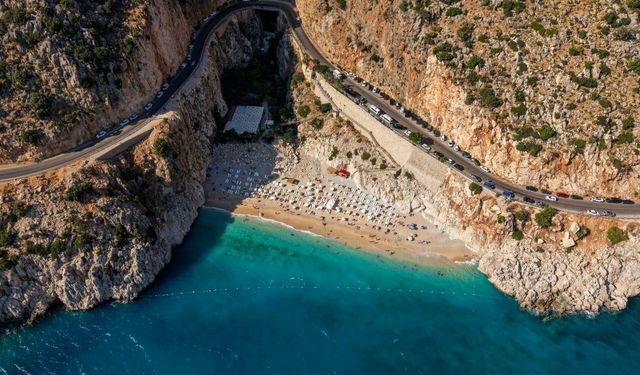 Kaputaş Plajı'na akın var: Turkuaz deniz ve altın kum büyülüyor