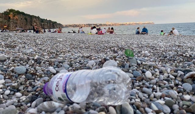 Konyaaltı sahilinde utandıran görüntüler!