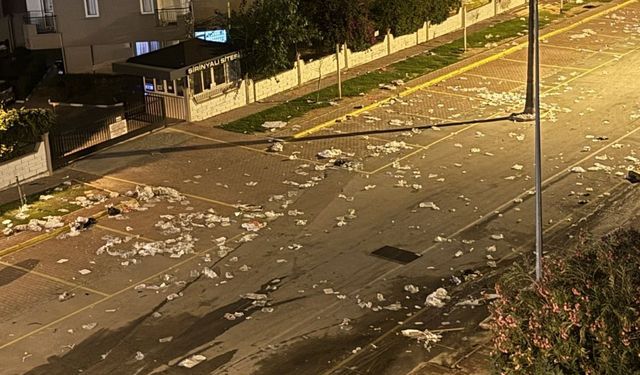 Antalya'da sokak pazarı sonrası oluşan görüntü tepki çekti