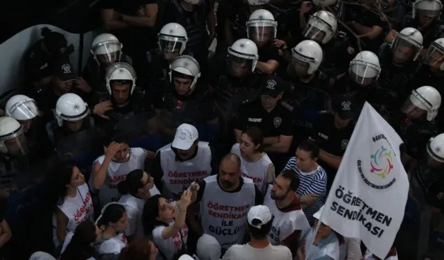 Antalya Barosu’dan hak arayan öğretmenlere destek açıklaması