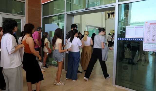 Antalya'da AYT'de sınava yetişme heyecanı