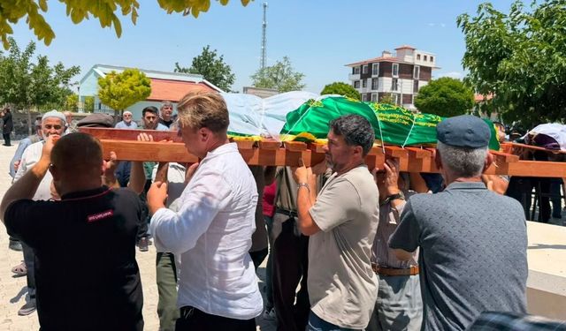 Konya’da üvey oğlu tarafından öldürülen anne ile kızı toprağa verildi