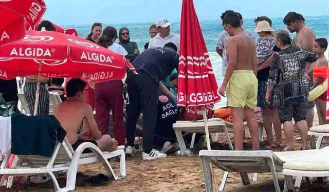 Alanya'da dalgada sürüklenen tatilciyi, cankurtaranlar kurtardı