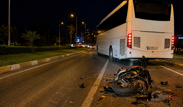 Alanya'da otobüsün sıkıştırdığı motosikletli ölümden döndü