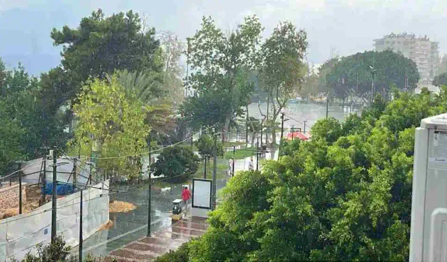 Antalya'da temmuz yağmuru şaşırttı: Tatilciler şemsiye açtı