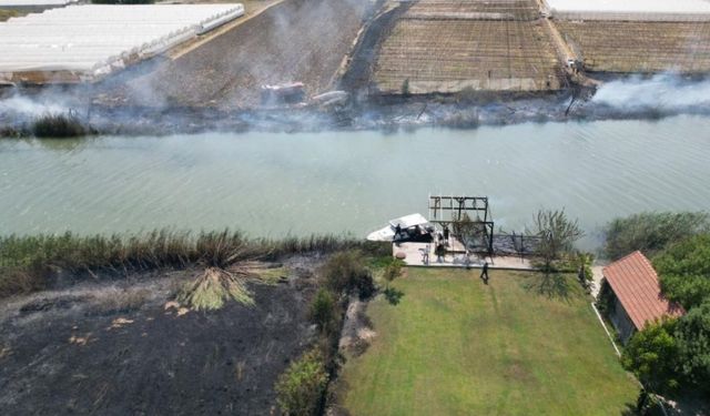 Antalya'da rüzgar yangını büyüttü! Tekne ve bahçe küle döndü