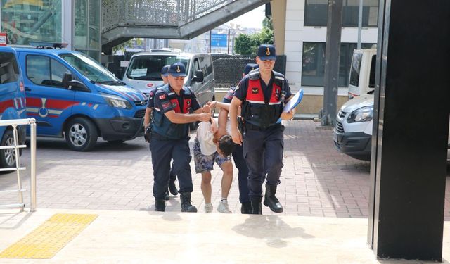 Alanya'da çocuklu aracı gasbetti, jandarmaya direndi!