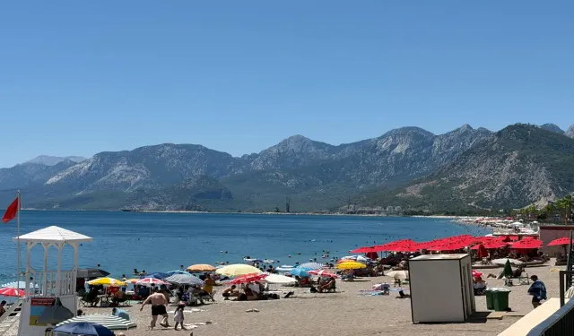 Turistler Konyaaltı’na akın etti