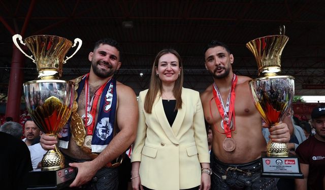 Büşra Özdemir'den Erkan Taş'a övgü: “Antalya bu gururu hak etti”