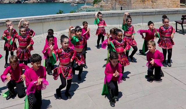 Antalya'nın simge noktaları minik dansçılarla renklendi