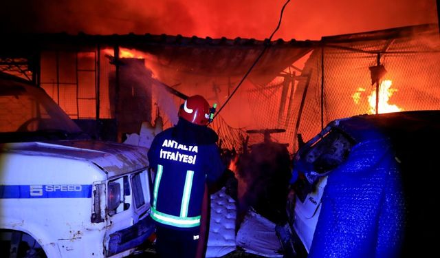 Antalya'da gece yarısı çıkan yangında 40 yıllık emeği küle döndü