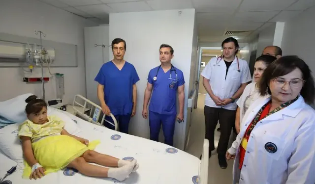 Kardeşini aynı hastalıkta kaybetti! 8 yaşında Antalya'da hayata tutundu