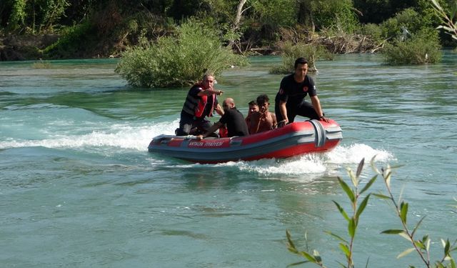 Manavgat Irmağı'nda sular yükseldi: Botla kurtarma operasyonu