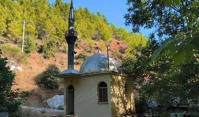 9 metrekarelik cami görenleri şaşırtıyor! Mersin'deki sıra dışı yapı ilgi odağı