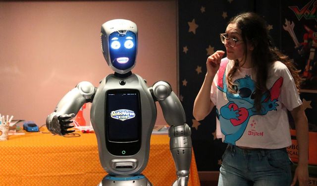 Antalya'da bir ilk: Robot çocuk tiyatrosunda sahne aldı