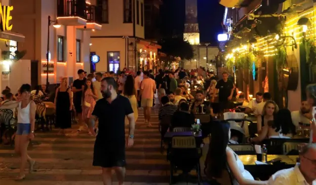 Antalya’da 500 kişilik mahalle gece 50 bine ulaşıyor!