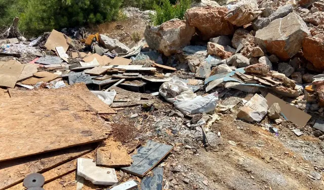 Alanya'da ormanlık alanı çöplüğe çevirdiler!