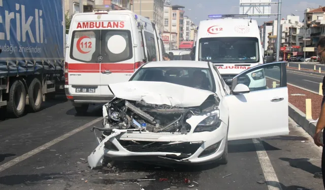 Antalya Serik’te 5 araç birbirine girdi: 6 yaralı