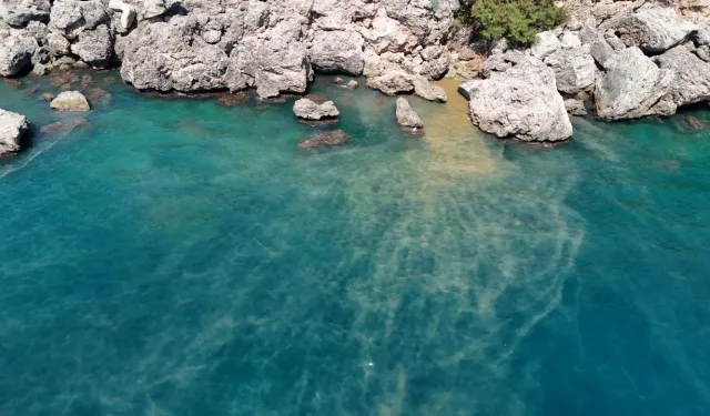Antalya’da atık su denize karıştı, denizin rengi değişti