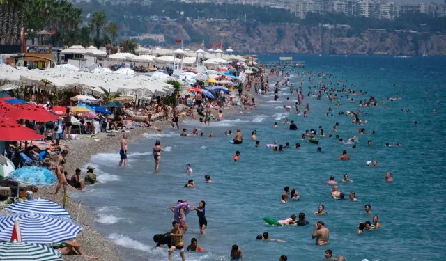 Antalya'da hissedilen sıcaklık 42 dereceye ulaştı!