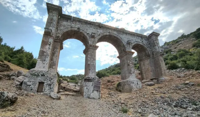 Antalya’daki Ariassos Antik Kenti’nde Roma’nın görkemli kapısı: Alexander Severus