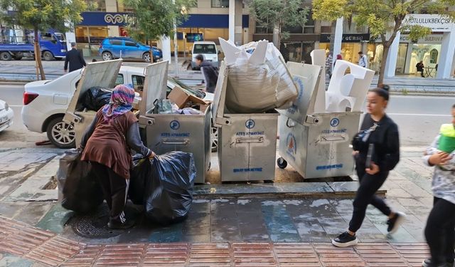 Antalya'nın kalbinde çöp isyanı! Hasan Subaşı Caddesi'nden pis kokular yükseliyor