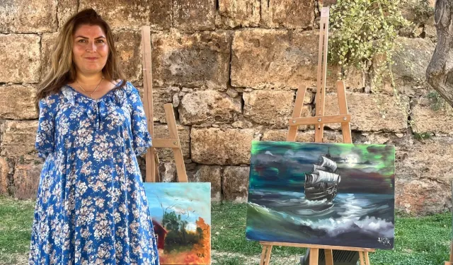 Kollarını kaybetti, ayaklarıyla sanata tutundu