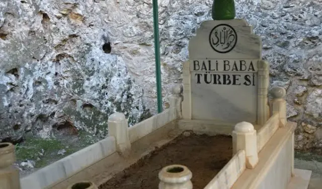 Anadolu’daki türbeleri gezen genç, Serik’te Bali Baba Türbesi’ni ziyaret etti