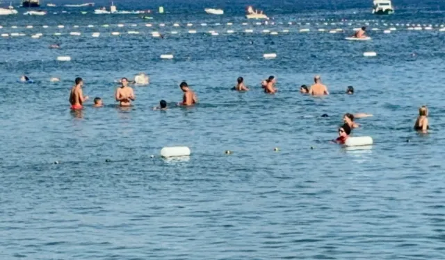 Bodrum’da sıcaklık 40 dereceyi buldu, sahillerde alışmadık gürüntüler oluştu