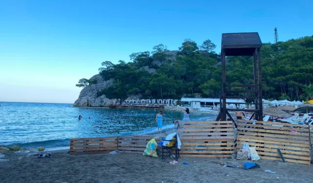 Büyük Çaltıcak'ta tepki çeken görüntü: Masa duvarı ile plajı yasaklama girişimi