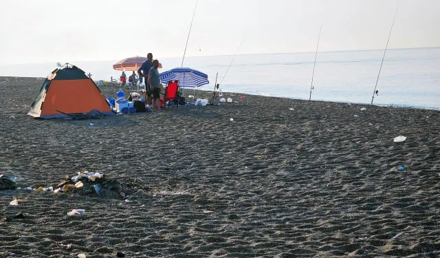 Caretta yuvalarına araç park ettiler! Kumköy sahili çöplüğe döndü