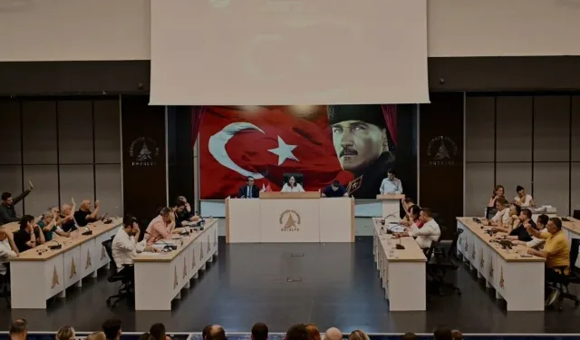 CHP Muratpaşa'da meclis çatladı: İlk istifalar geldi