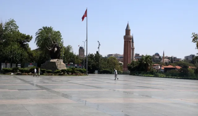 40 derece sıcak Antalya'yı boşalttı: Adres Konyaaltı sahili
