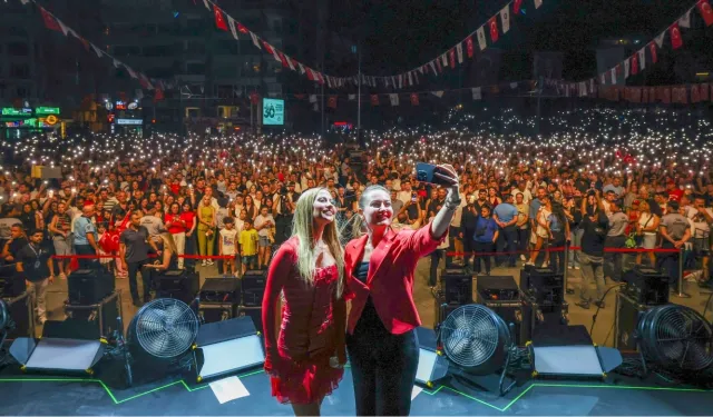 Binlerce Antalyalı, 30 Ağustos’u Derya Uluğ konseriyle kutladı