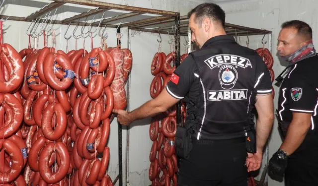 Kepez’de gıda deposunda skandal!