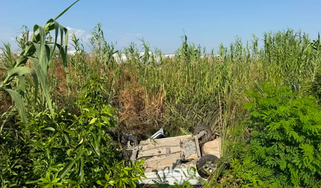 Manavgat’ta otomobil dereye düştü: Sürücü yaralandı, kaza anı kamerada