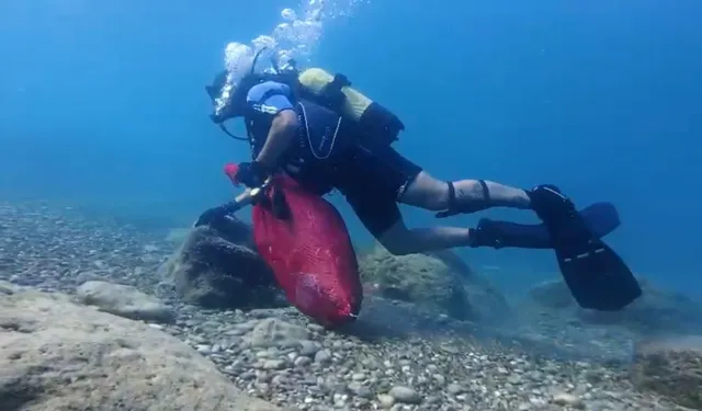 Denize atılan Hıdırellez dilekleri, deniz canlılarını tehdit ediyor