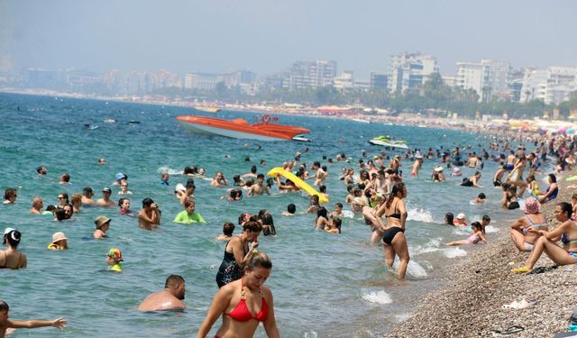 Konyaaltı Sahili'nde kirlilik bitmiyor: Vatandaş öğleden sonrasını işaret etti