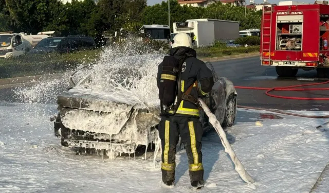 Antalya’da seyir halindeki LPG’li otomobil alev aldı: 4 yaralı