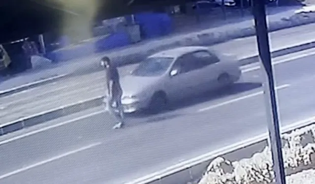 Mersin’de otomobilin çarptığı yaya yaralandı: Kaza anı kamerada