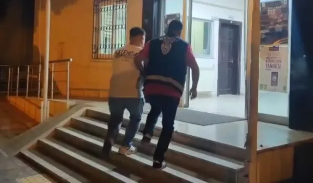 Park halindeki otomobilin camlarını kırdı