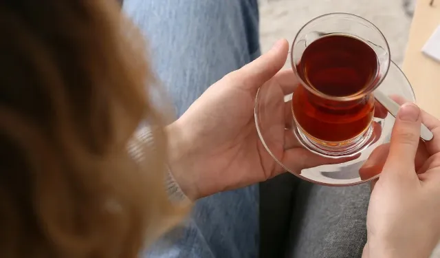 Sıcakta sıcak çay içenler dikkat! Vücutta bakın ne oluyor?