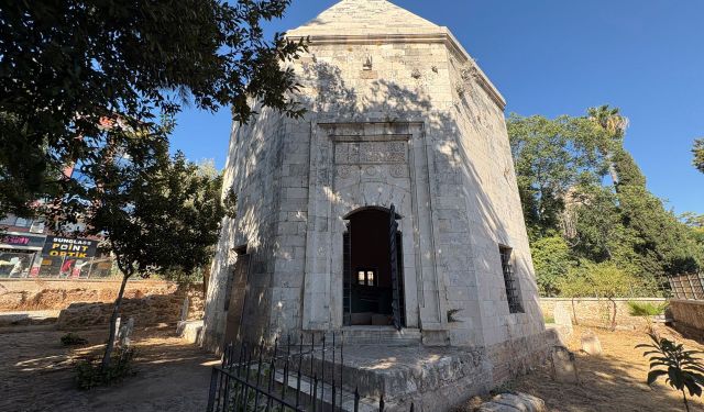 Kaleiçi’nde 649 yıldır ayakta! Zincirkıran Mehmet Bey Türbesi